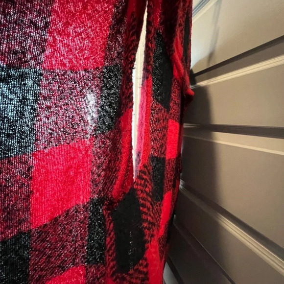 Maurices Red and Black Plaid Shawl Size OS like new - Picture 4 of 9